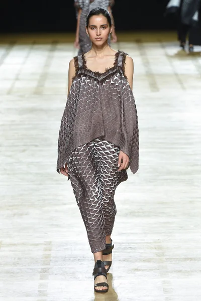 Look 3